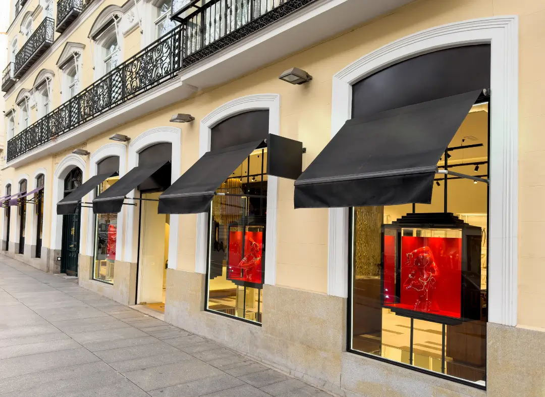Façade vitrine de magasin en aluminium sur mesure à Wattignies